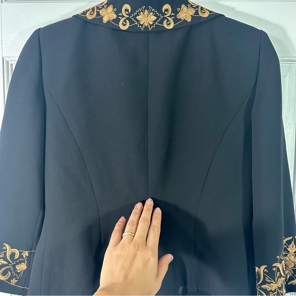 Black small jacket, Unwrinkled fabric, with gold embroidery that looks great - Picture 13 of 14
